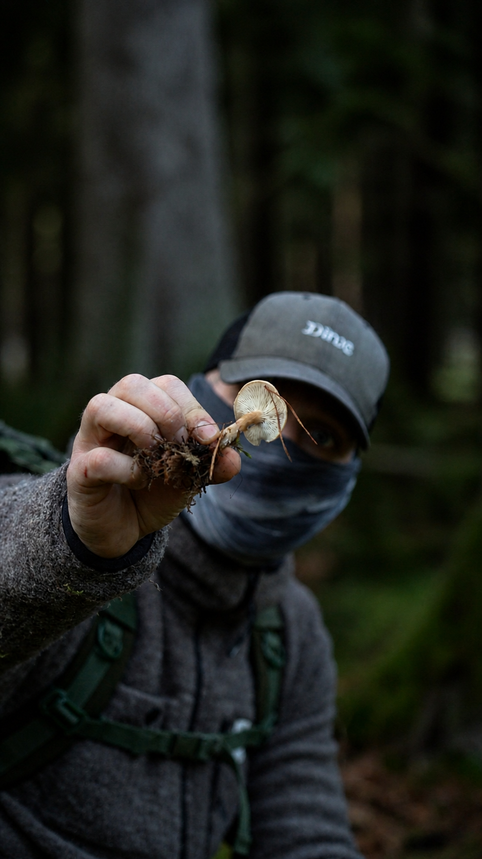 Ben mit Kappe und Maske im Wald
